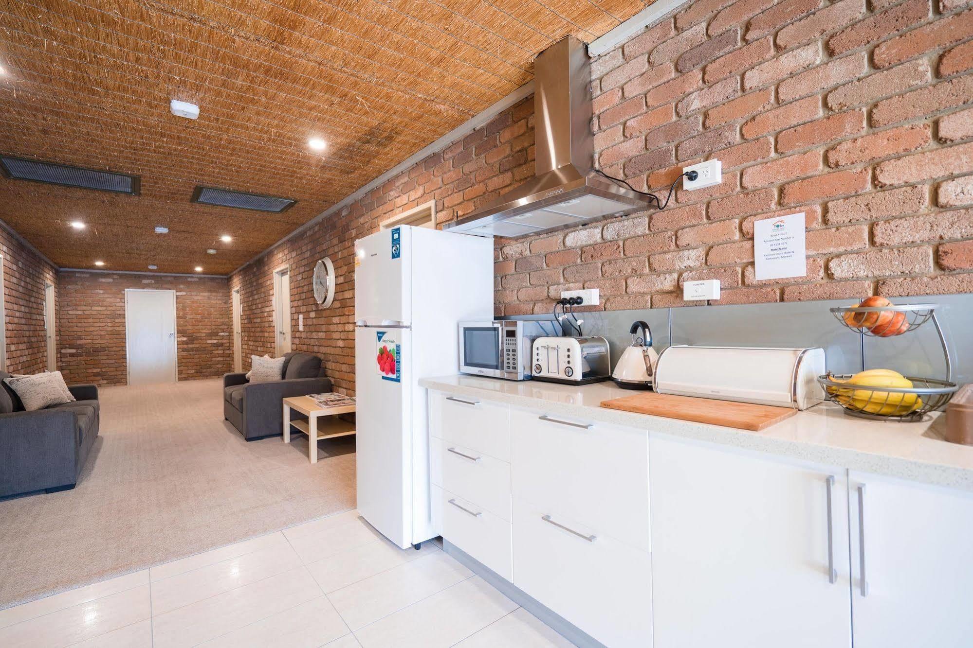 Farnham Court Motel And Restaurant Morwell Bagian luar foto