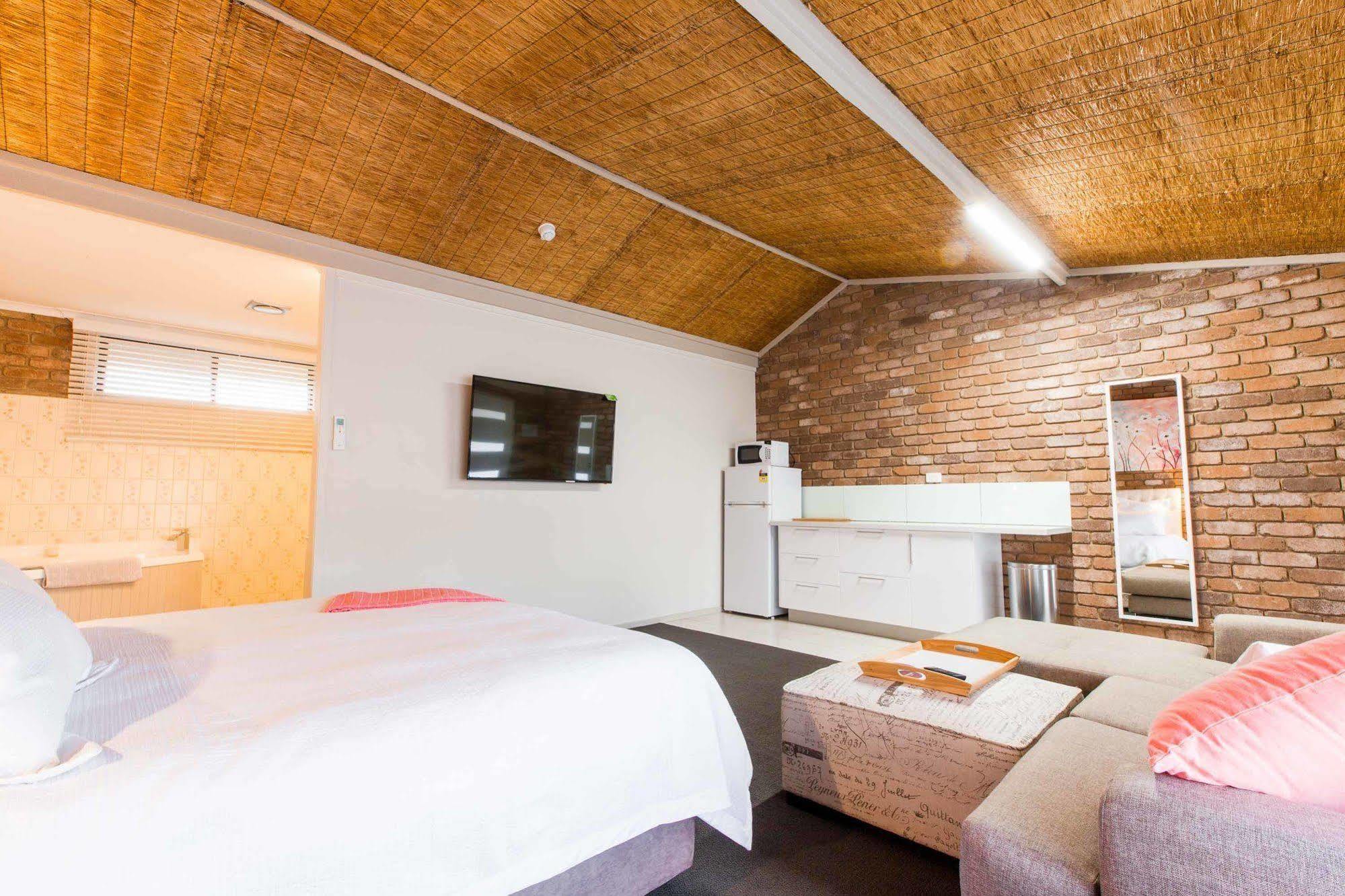 Farnham Court Motel And Restaurant Morwell Bagian luar foto