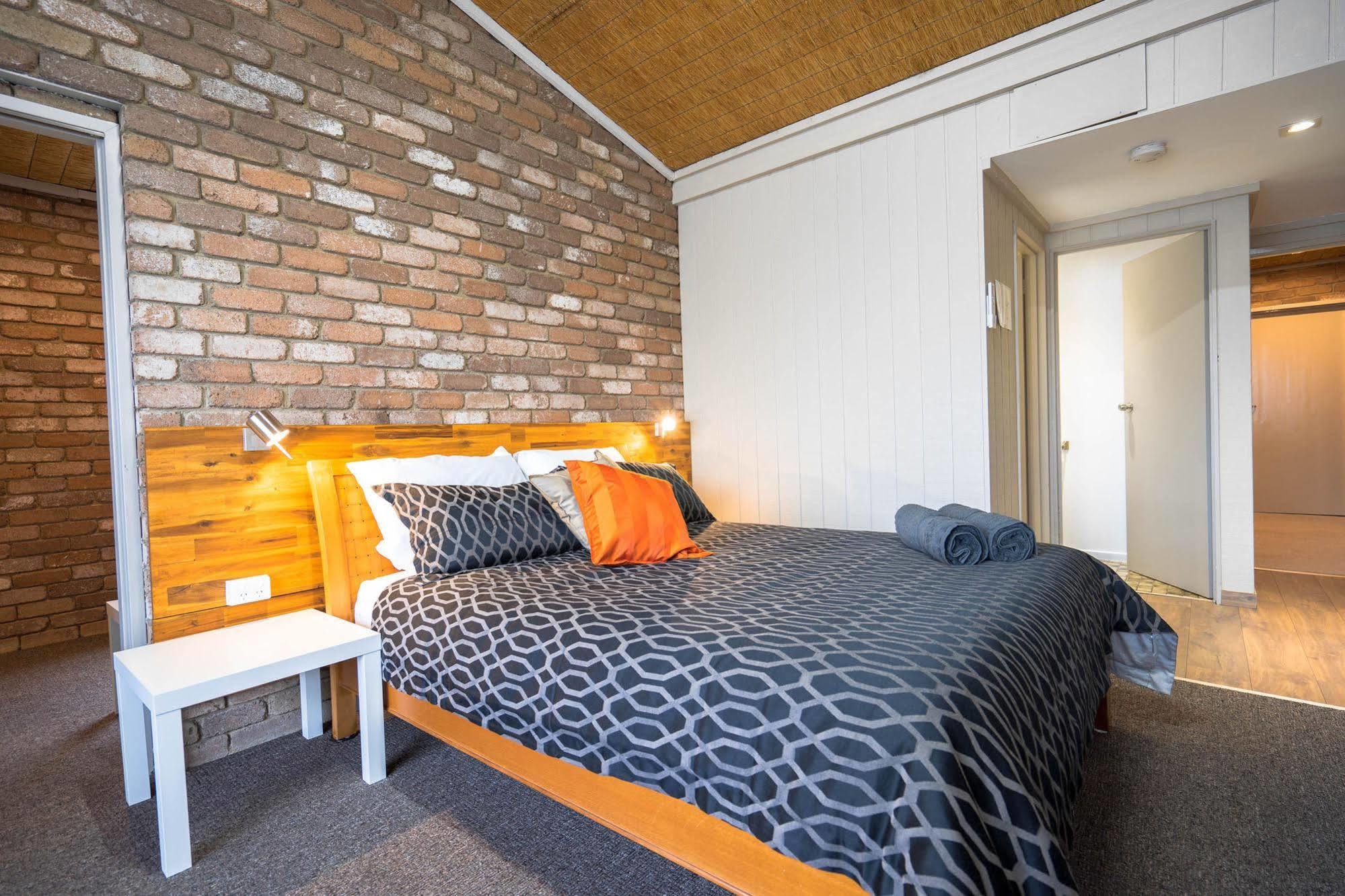 Farnham Court Motel And Restaurant Morwell Bagian luar foto